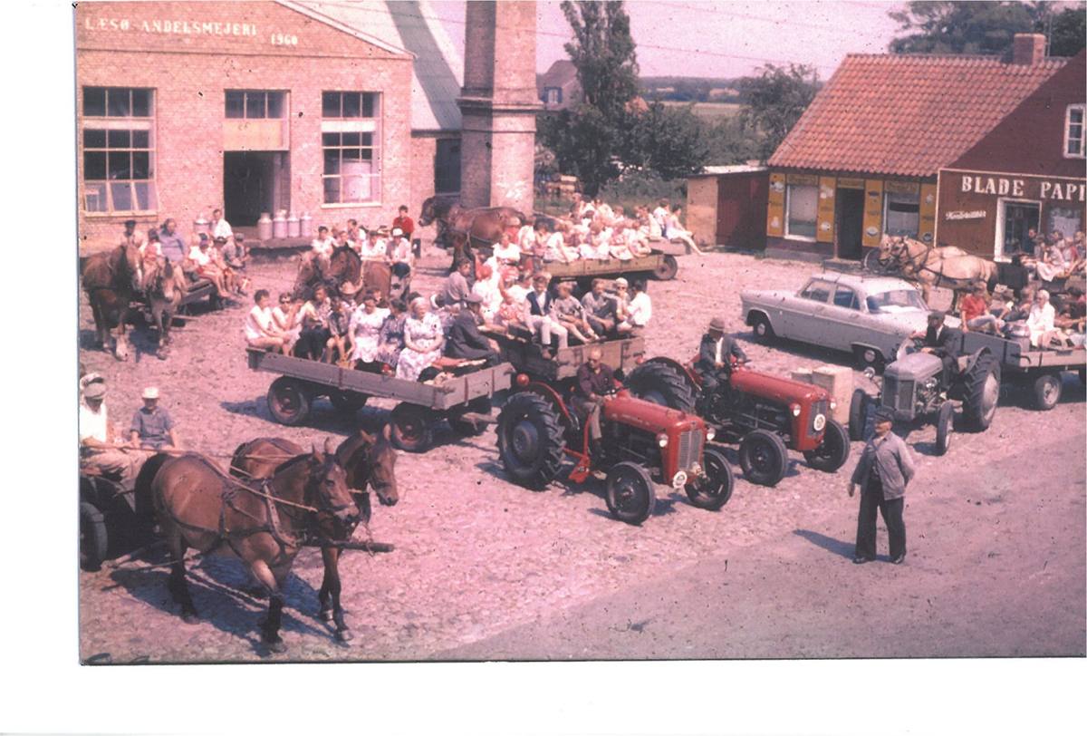Historisk foto af Læsø Andelsmejeri på Mejeripladsen i Byrum med traktorer, hestevogne og mennesker