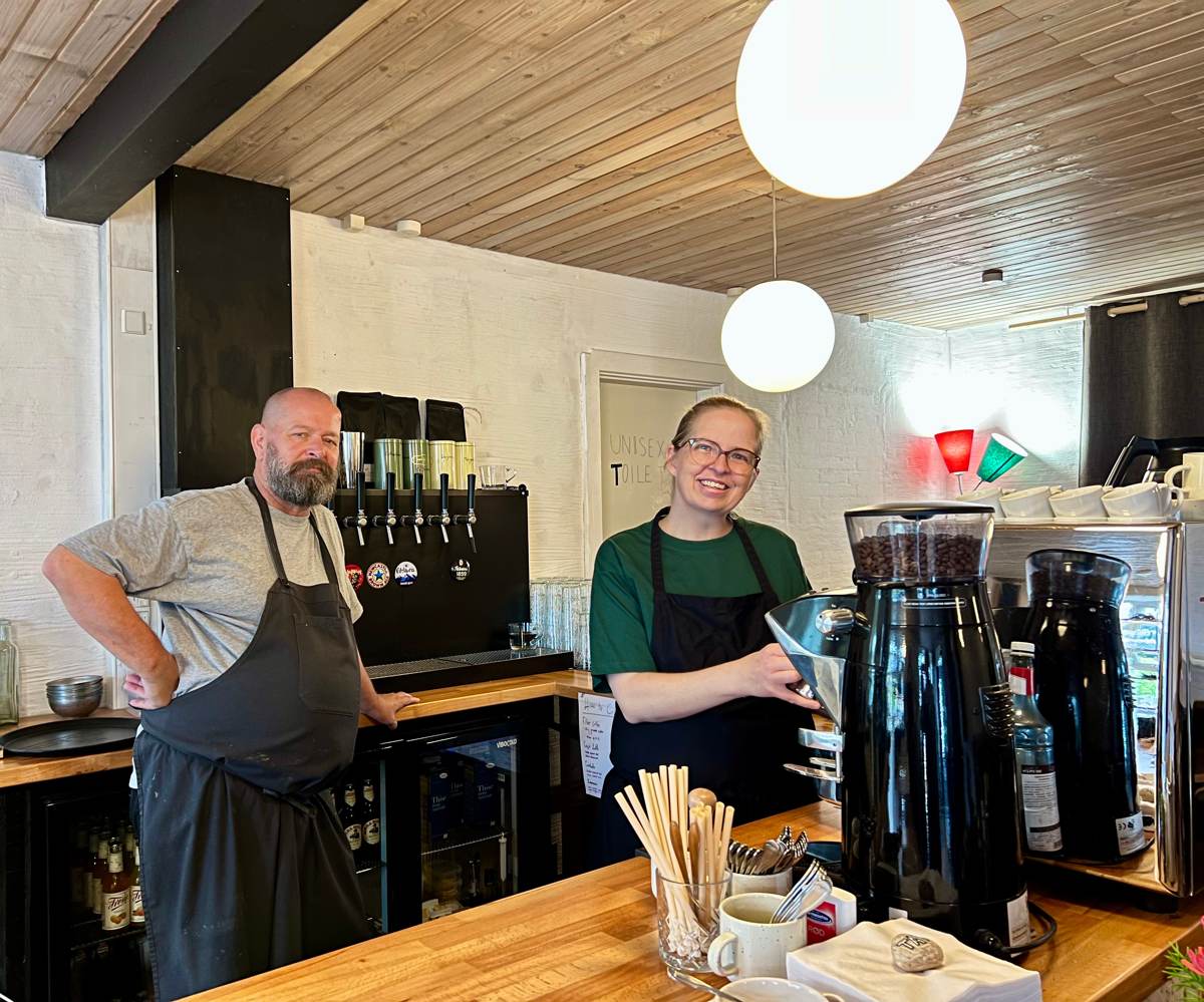 Mille og Steffen bag baren i Birch & Surkaj i det gamle mejeri i Byrum på Læsø